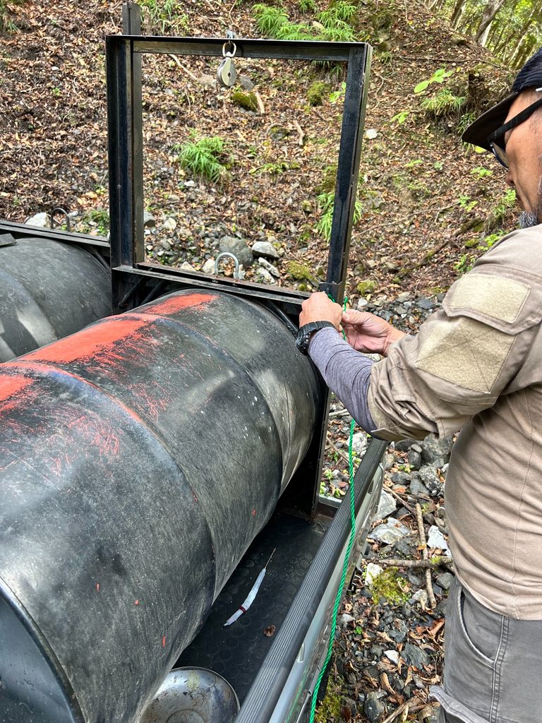 スタッフが真剣にロープの結び目や仕掛けを確認